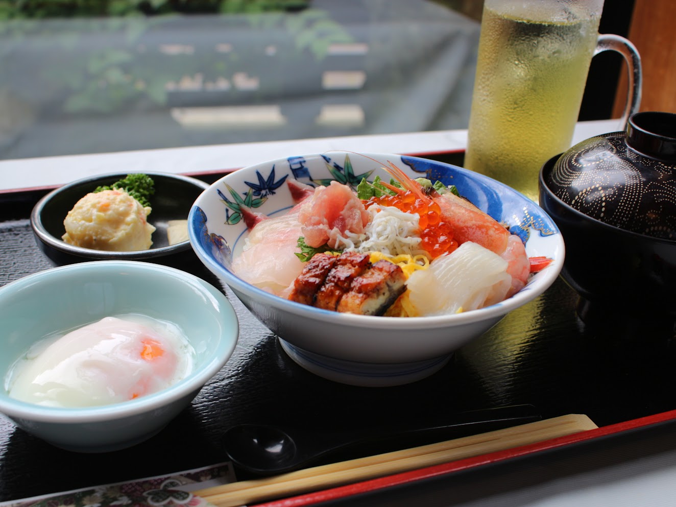 4/1～始まる　お昼の平日お得ランチセット　中2000　大2800　土日祝・お盆期間は中2500　大3100