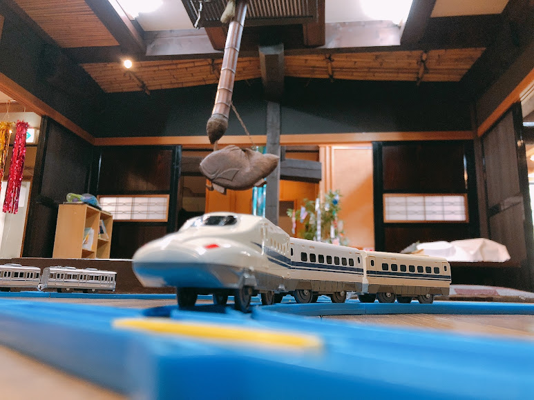 囲炉裏にプラレール登場( ^)o(^ )